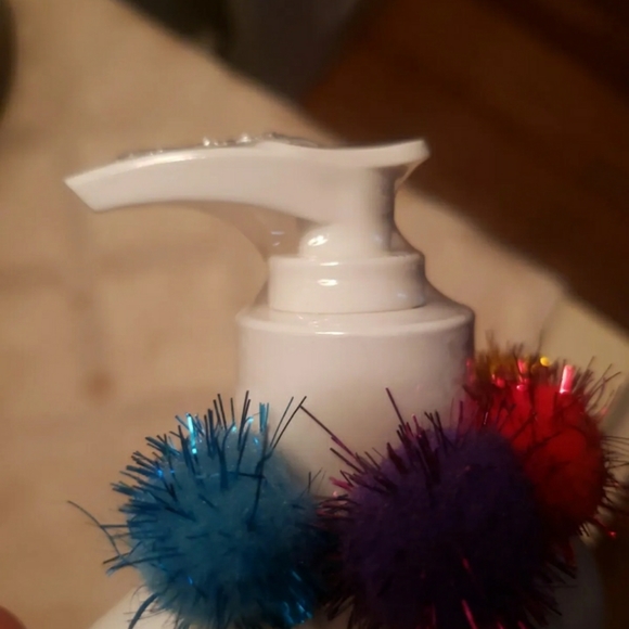 NEW DISCONTINUED Buttercream birthday cake lotion - Picture 3 of 5